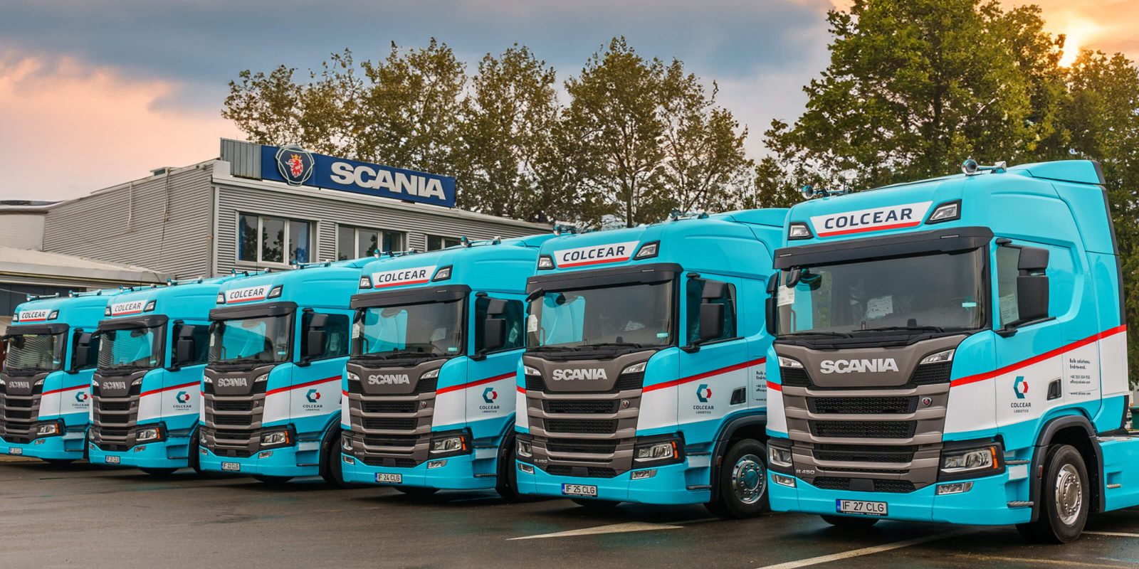 Truck fleet with Colcear Logistics branding.