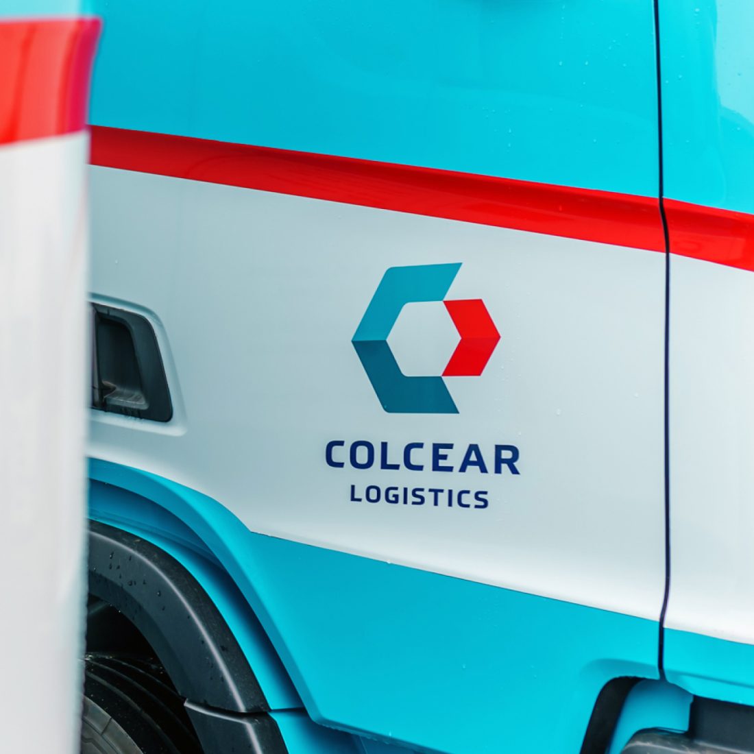 Truck fleet with Colcear Logistics branding.